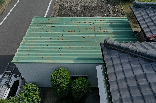 倉庫の屋根も確認